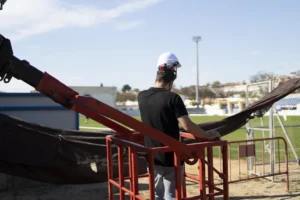 Sughero granulare per intaso campi sportivi - operaio al lavoro